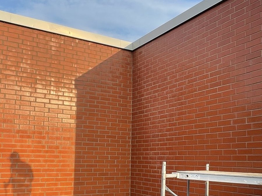 Sealing a roof-to-wall junction